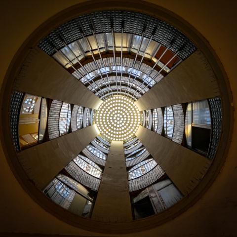 Modern aydınlatmalı tavan detayı